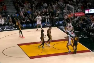 kaiyun-凯沙德-约翰逊双手暴扣连拿4分，热火次节领先老鹰16分